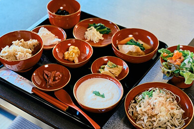 越前漆器の御膳を使用した伝承料理