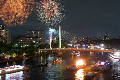 天神祭奉納花火 ©(公財)大阪観光局